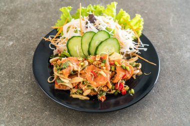 taze somon çiğ baharatlı salata