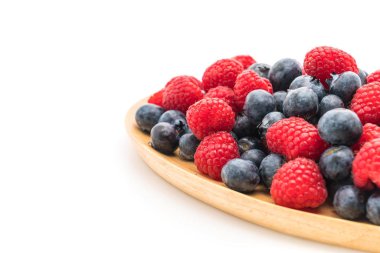 taze yaban mersini ve rasberry beyaz
