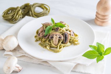 Mantarlı ıspanak fettuccine