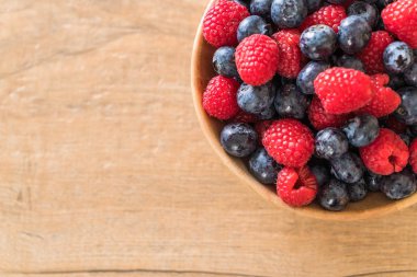 taze yaban mersini ve rasberry 