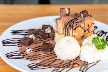 vanilyalı dondurma ve çikolata kek ile tost ekmeği