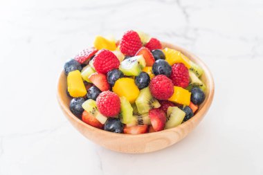 karışık taze meyve (çilek, ahududu, yaban mersini, kivi, mang