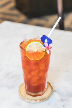 Limonlu buzlu çay bardak