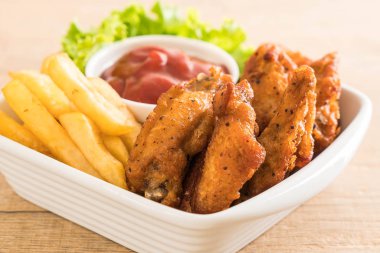 Kızarmış tavuk kanadı.