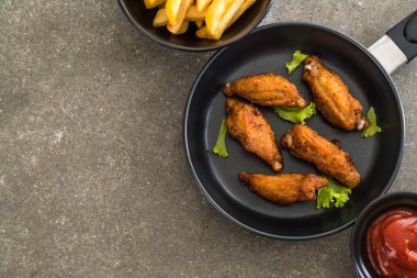 Kızarmış tavuk kanadı.