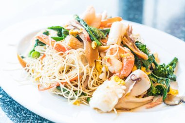 Deniz ürünleri ve karışık sebze ile kızarmış erişte ilave edin