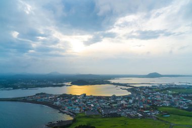 Jeju şehir manzarası görünümünden Seongsan Ilchulbong, Jeju Adası.