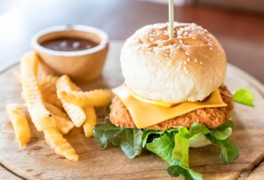 Peynirli hamburger ile kızarmış tavuk