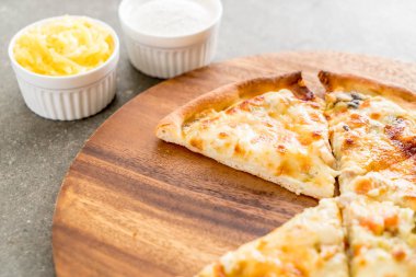 Kremalı mantarlı pizza