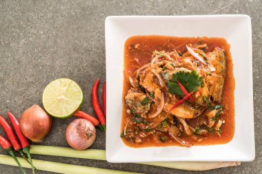 Baharatlı uskumru salatası