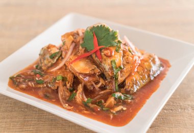 Baharatlı uskumru salatası