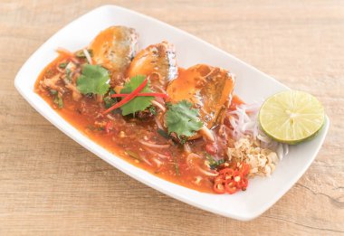 Baharatlı uskumru salatası