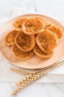 kurutulmuş rendelenmiş domuz etinin pirinç kraker