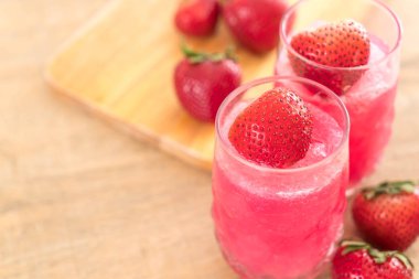 taze çilek smoothie 