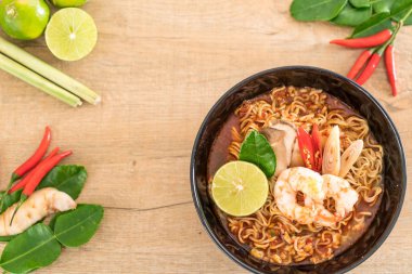 Karidesli baharatlı hazır şehriye çorbası.