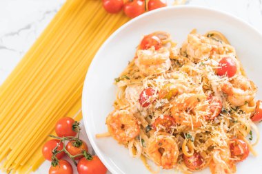 Spagetti karides, domates, fesleğen ve peynir ile 