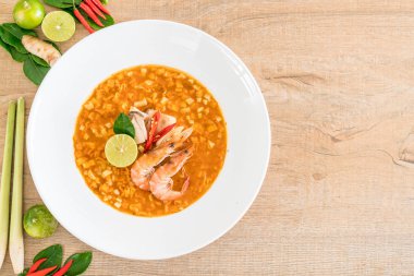 Karides çorbası baharatlı erişte