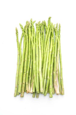 Taze kuşkonmaz beyaza izole edilmiş 