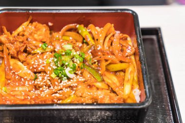 tavada kızartılmış baharatlı domuz etinin üst pirinç 