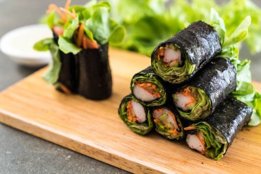 Yosun Salata rulo Yengeç sopa ile