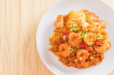 Kore baharatlı sos ve karides kızarmış pilav