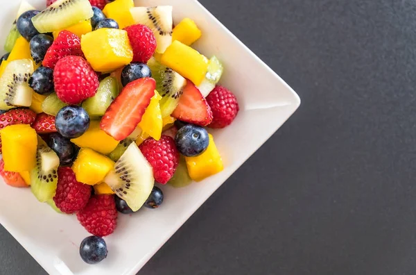 Mixed fresh fruits (strawberry, raspberry, blueberry, kiwi, mang — Stock Photo, Image