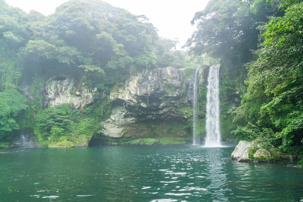 Cascades Cheonjiyeon dans l'île de Jeju — Photo