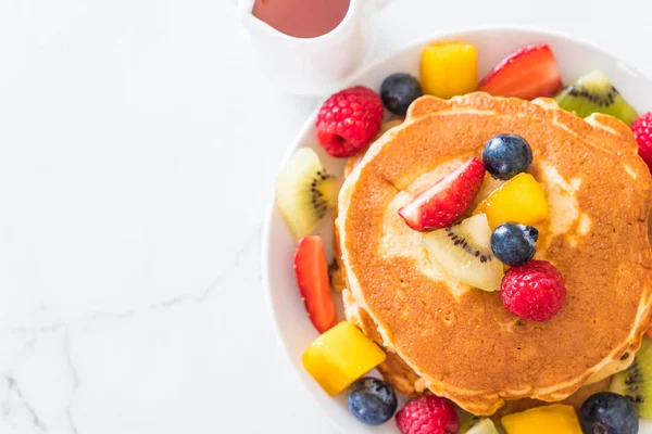 Panqueque con frutas de mezcla — Foto de Stock