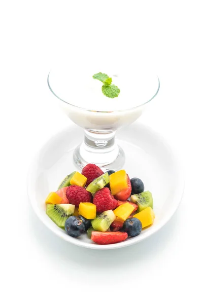 Yogurt con frutta mista (fragola, mirtilli, lampone, kiw — Foto Stock