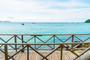 Güzel tropikal beach Koh Larne Patta içinde adlı ile tahta köprü