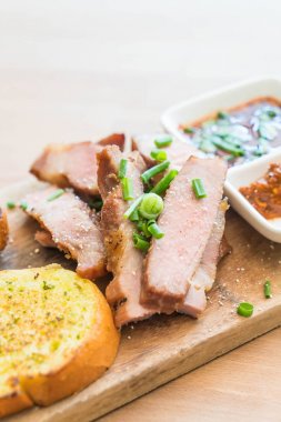 sarımsaklı ekmek ile kömür haşlanmış domuz eti boyun