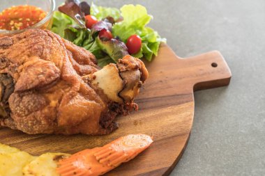 Gevrek domuz knuckle veya Alman domuz Hocks