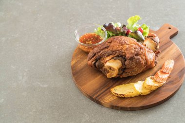 Gevrek domuz knuckle veya Alman domuz Hocks