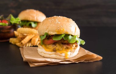 Ev yapımı taze lezzetli burger Close-Up 