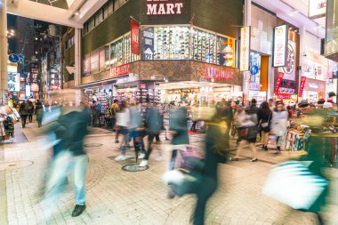 Osaka, Japonya - 19 Kasım 2016: Bir grup insan shopp için yürüyüş