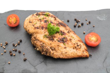 Kayrak plaka üzerinde ızgara tavuk fileto