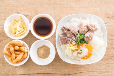 domuz eti ve yumurta ile pirinç lapası