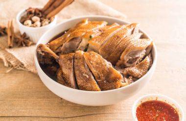 pot demlenmiş Ördek sosu ve ingradients ile