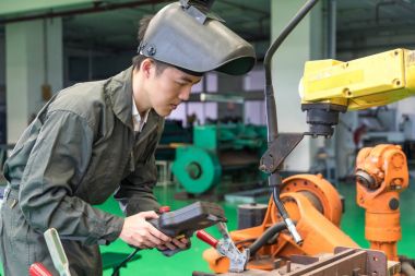 Elektrik mühendisi bir robot makine ile çalışma