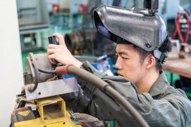 Elektrik mühendisi bir robot makine ile çalışma