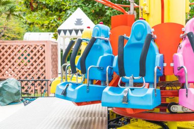 Renkli lunapark treni koltuk eğlence parkı 