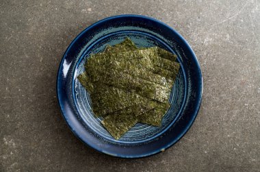 plaka üzerinde kurutulmuş yosun