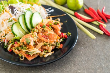 taze somon çiğ baharatlı salata