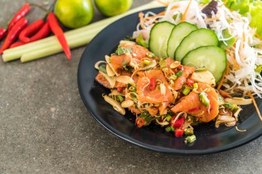 taze somon çiğ baharatlı salata