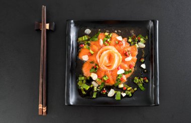 taze somon çiğ baharatlı salata