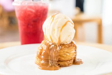 vanilyalı dondurma ve karamel soslu çıtır börek