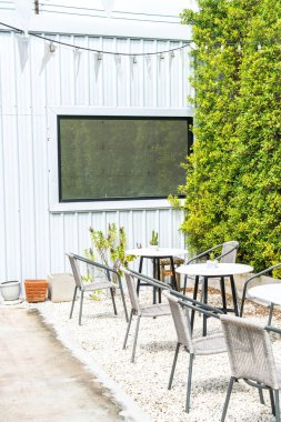 Boş masa ve sandalye 