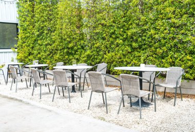 Boş masa ve sandalye 