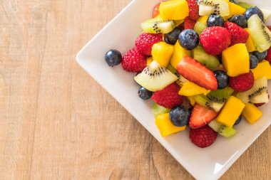 karışık taze meyve (çilek, ahududu, yaban mersini, kivi, mang