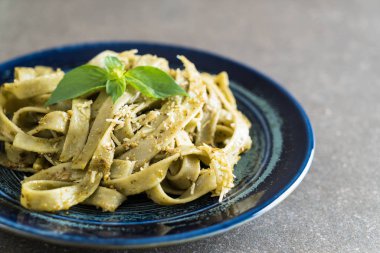 ıspanak fettuccine plaka üzerinde